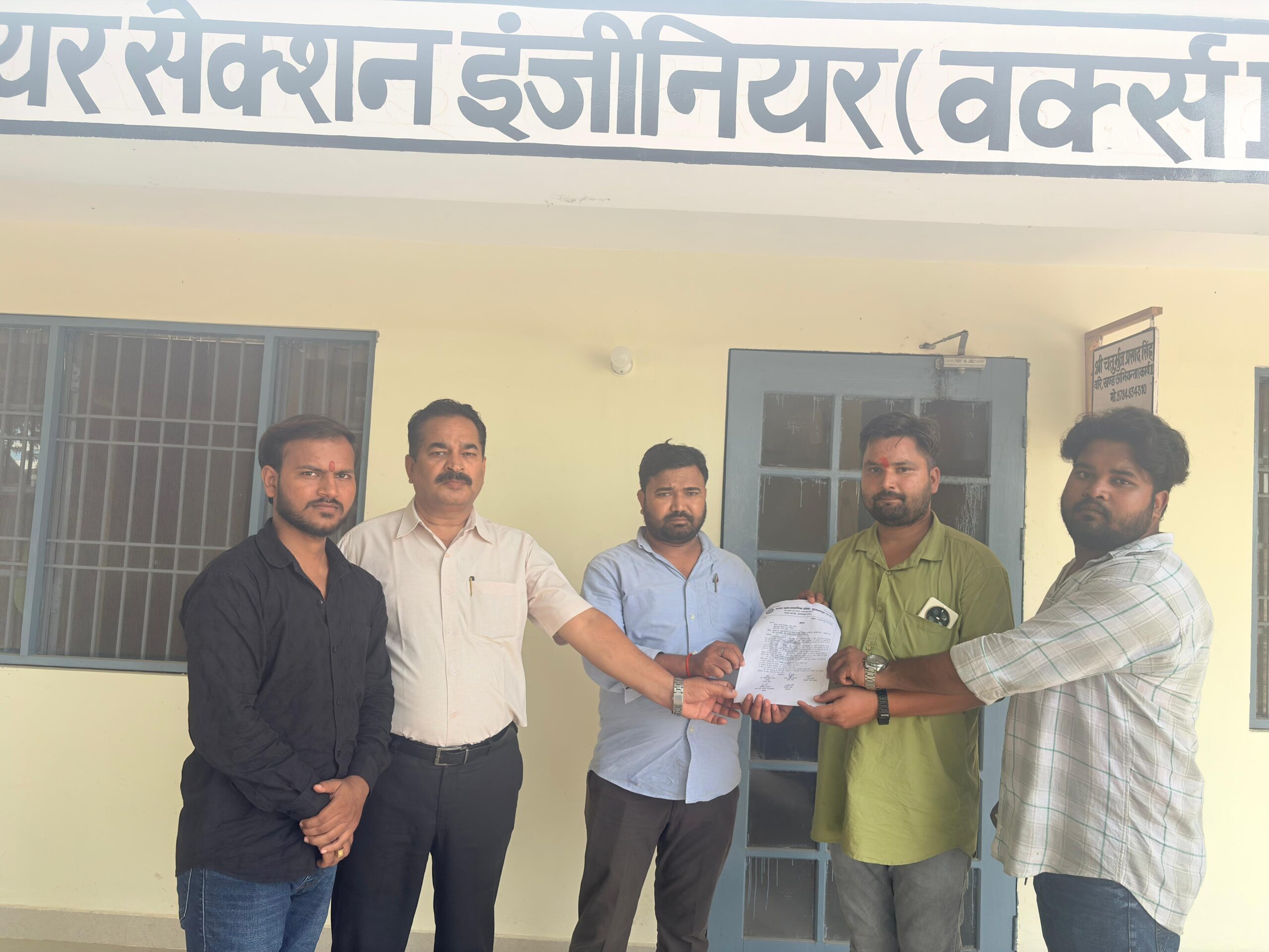 द्वारिकागंज रेलवे स्टेशन पर मूलभूत सुविधाएं उपलब्ध कराने की मांग, रेलवे को सौंपा ज्ञापन