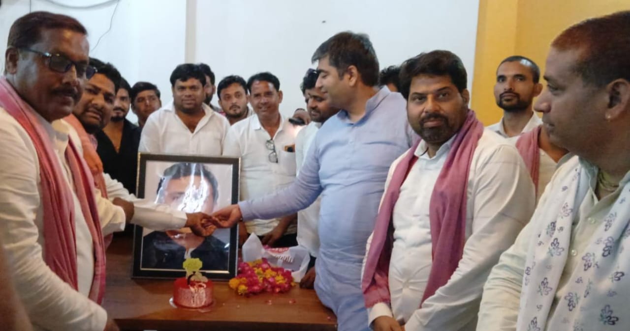 धूमधाम से मनाया अखिलेश यादव का जन्मदिन