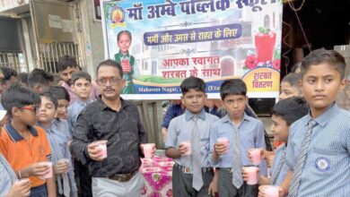 नन्हें-मुन्हें बच्चों ने वितरण किया शीतल मीठा शरबत