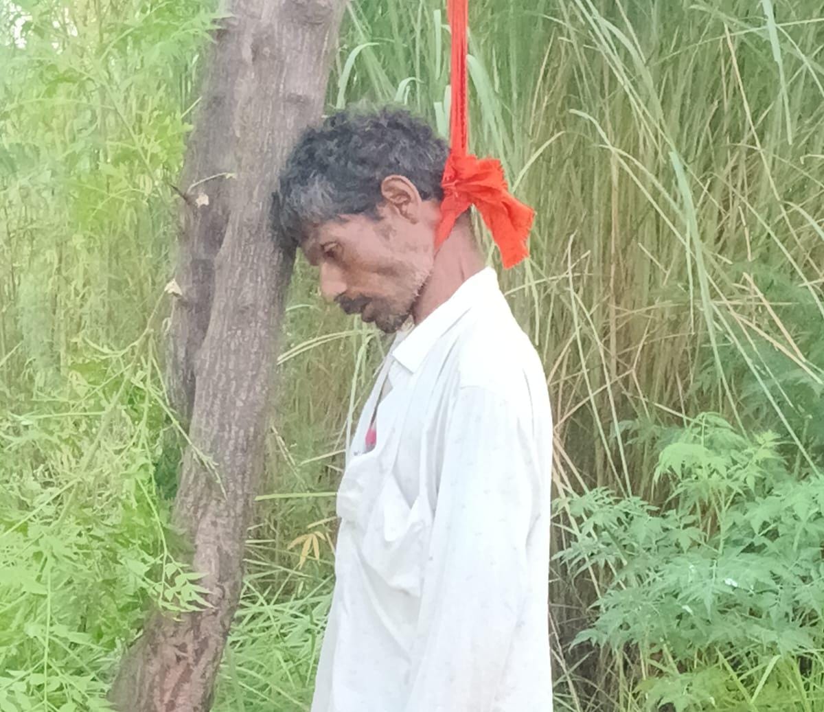 पेड़ पर लटकता मिला किसान का शव
