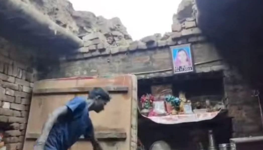 बारिश में गिरी कच्चे घर की छत: हादसा टला