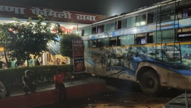 ब्रेक फेल: ढाबे में घुसी डबल डेकर बस