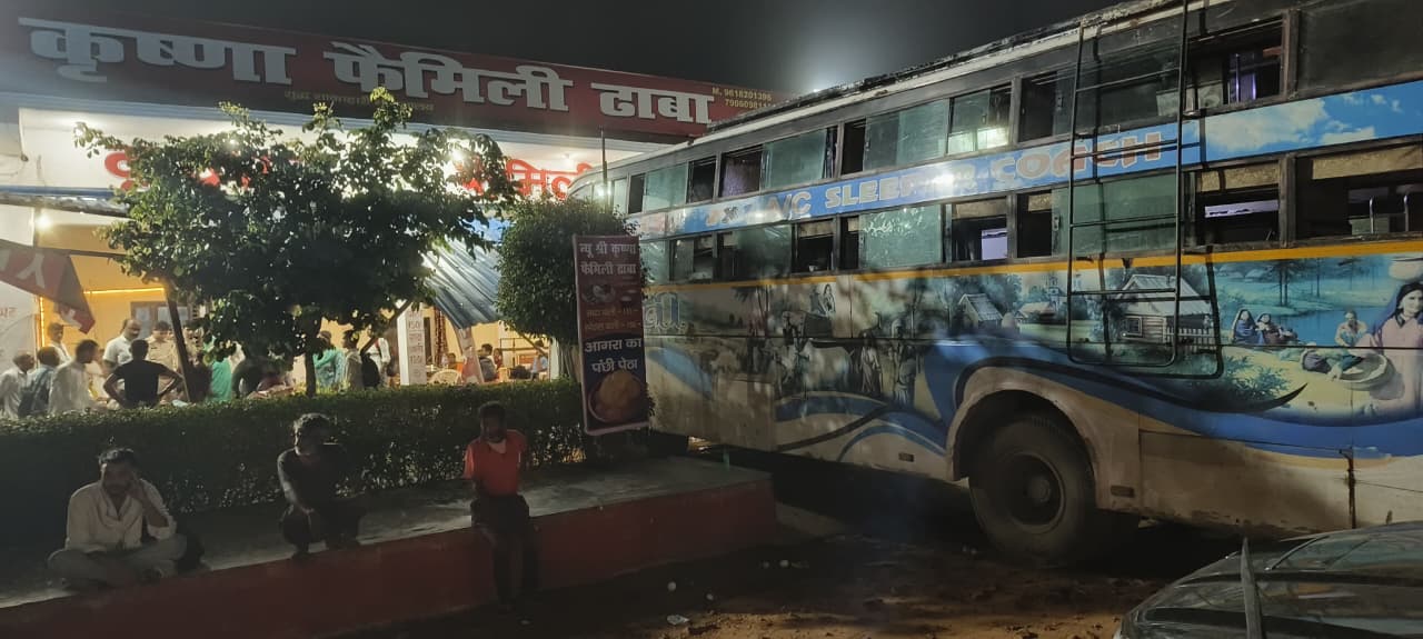 ब्रेक फेल: ढाबे में घुसी डबल डेकर बस