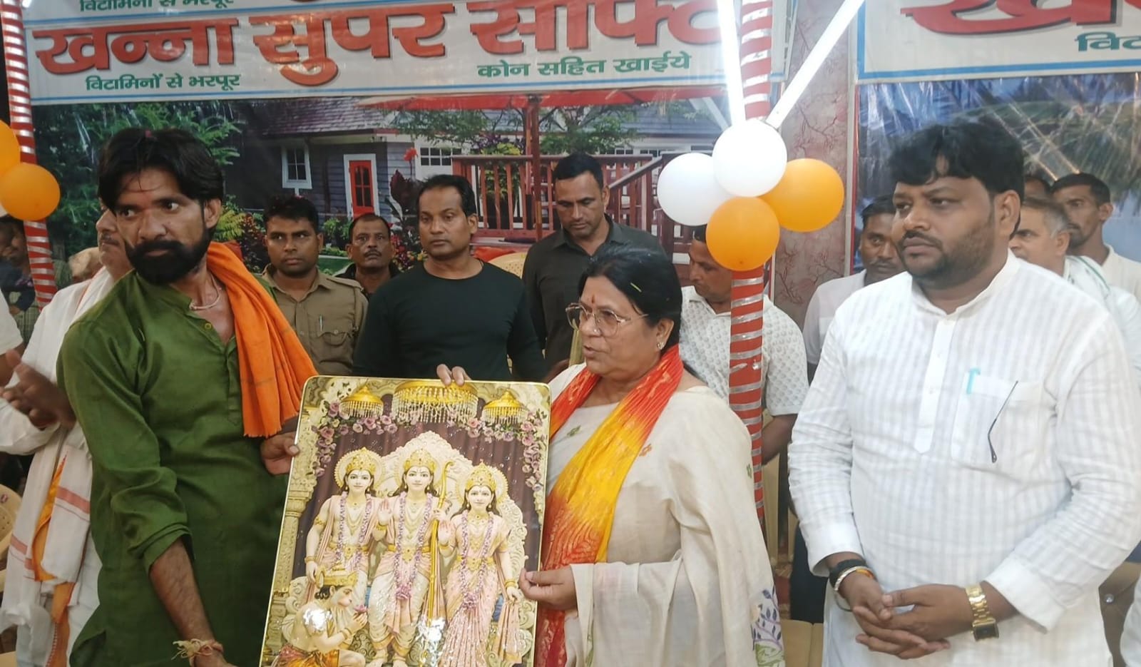 भव्य उद्घाटन: भाजपा विधायक ने नुमाइश का काटा फीता
