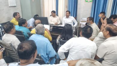 मीठे पानी की सप्लाई में समस्या का उठाया मुद्दा, निगम दफ्तर पहुंचे लोग