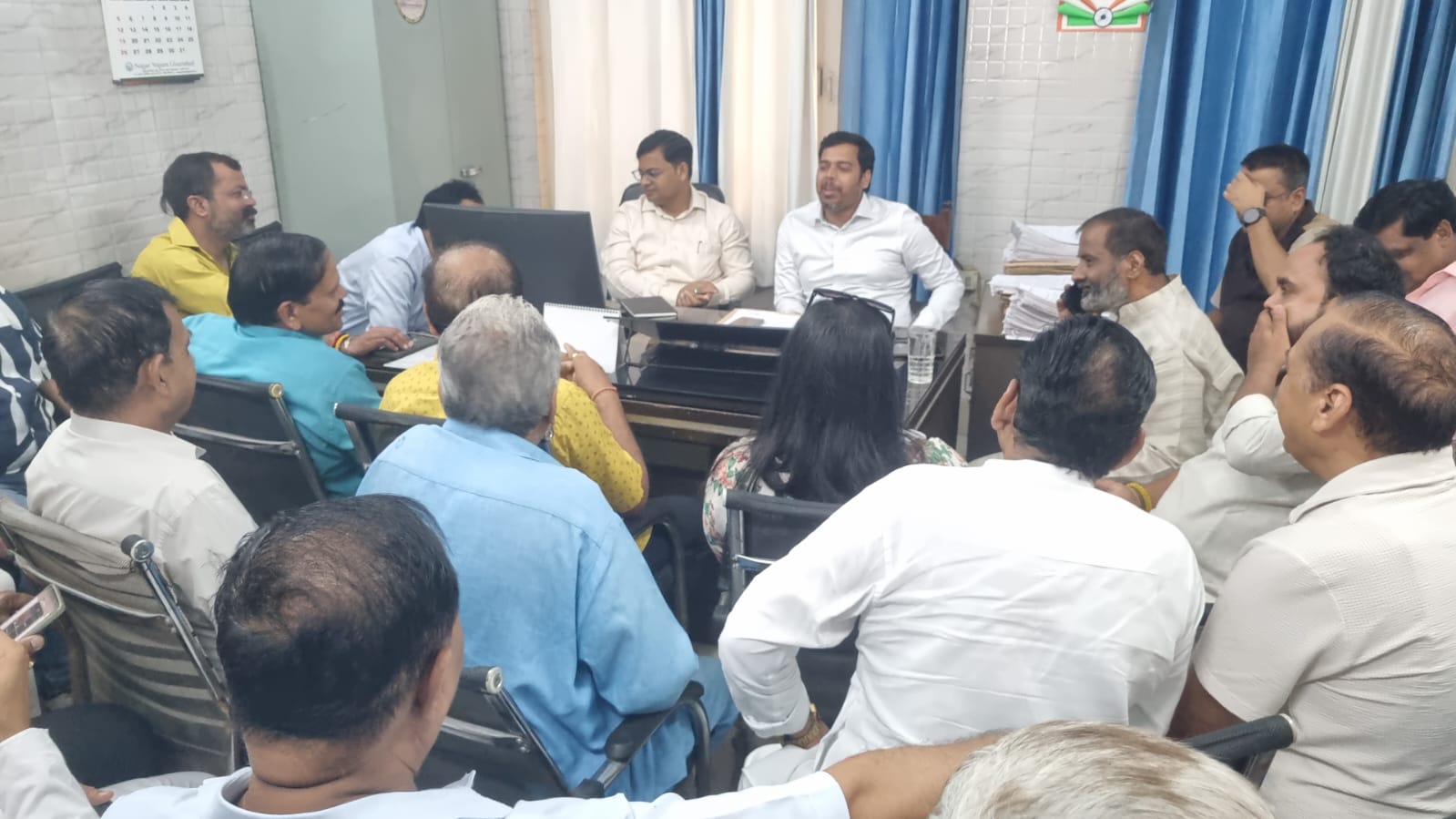 मीठे पानी की सप्लाई में समस्या का उठाया मुद्दा, निगम दफ्तर पहुंचे लोग