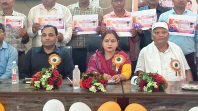 मुख्यमंत्री के लाइव प्रसारण कार्यक्रम में सपा नेता को मंचासीन करने पर बवाल