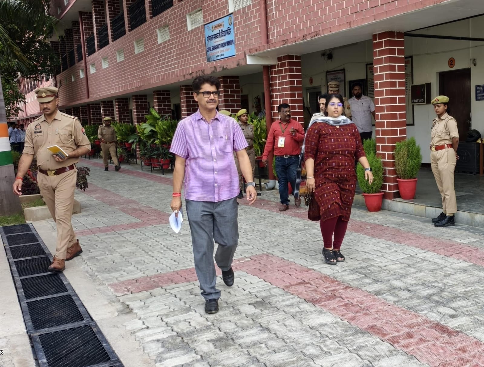 यूपी टेट परीक्षा को सकुशल सम्पन्न कराने के लिए डीएम व एसपी ने किया विभिन्न परीक्षा केंद्रों का निरीक्षण