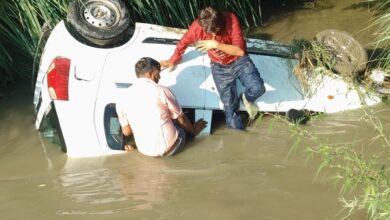श्रद्धालुओं से भरी कार पानी भरे बंबा में पलटी