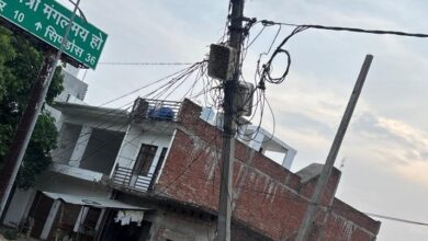 सड़क पर झुके जर्जर बिजली पोल: हादसे का इंतजार