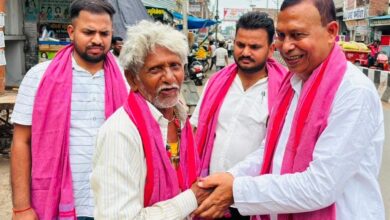 सपा मुखिया के जन्मदिन पर दो हजार बांटे लाल अंगोछे