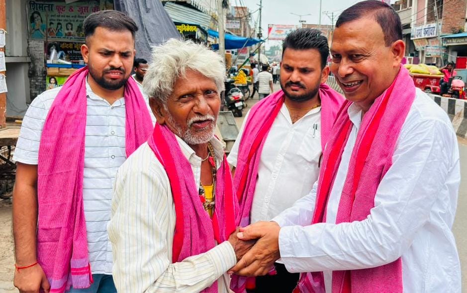 सपा मुखिया के जन्मदिन पर दो हजार बांटे लाल अंगोछे