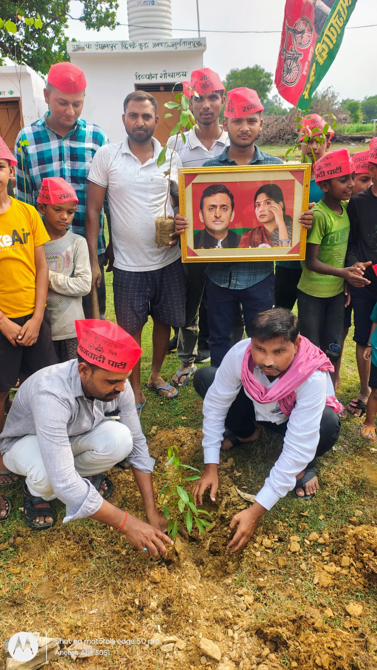 डाॅ. सुरेश यादव ने पौधारोपण करके मनाया पूर्व मुख्यमंत्री अखिलेश यादव का जन्मदिन
