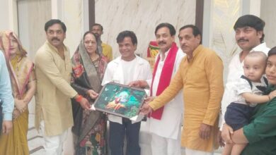 सोशल मीडिया पर प्रसिद्धि के लिए अश्लीलता