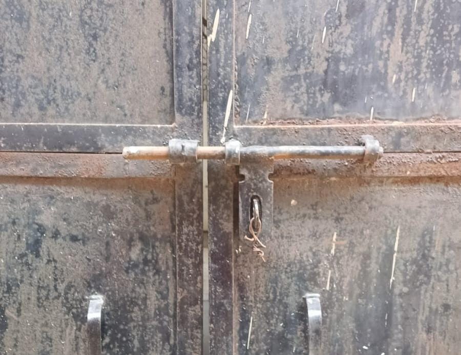 होटल-घरों के लोगो को किसने किया कैद?