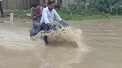 अंडरपास में भारी जलभराव से पूरी तरह बाधित यातायात