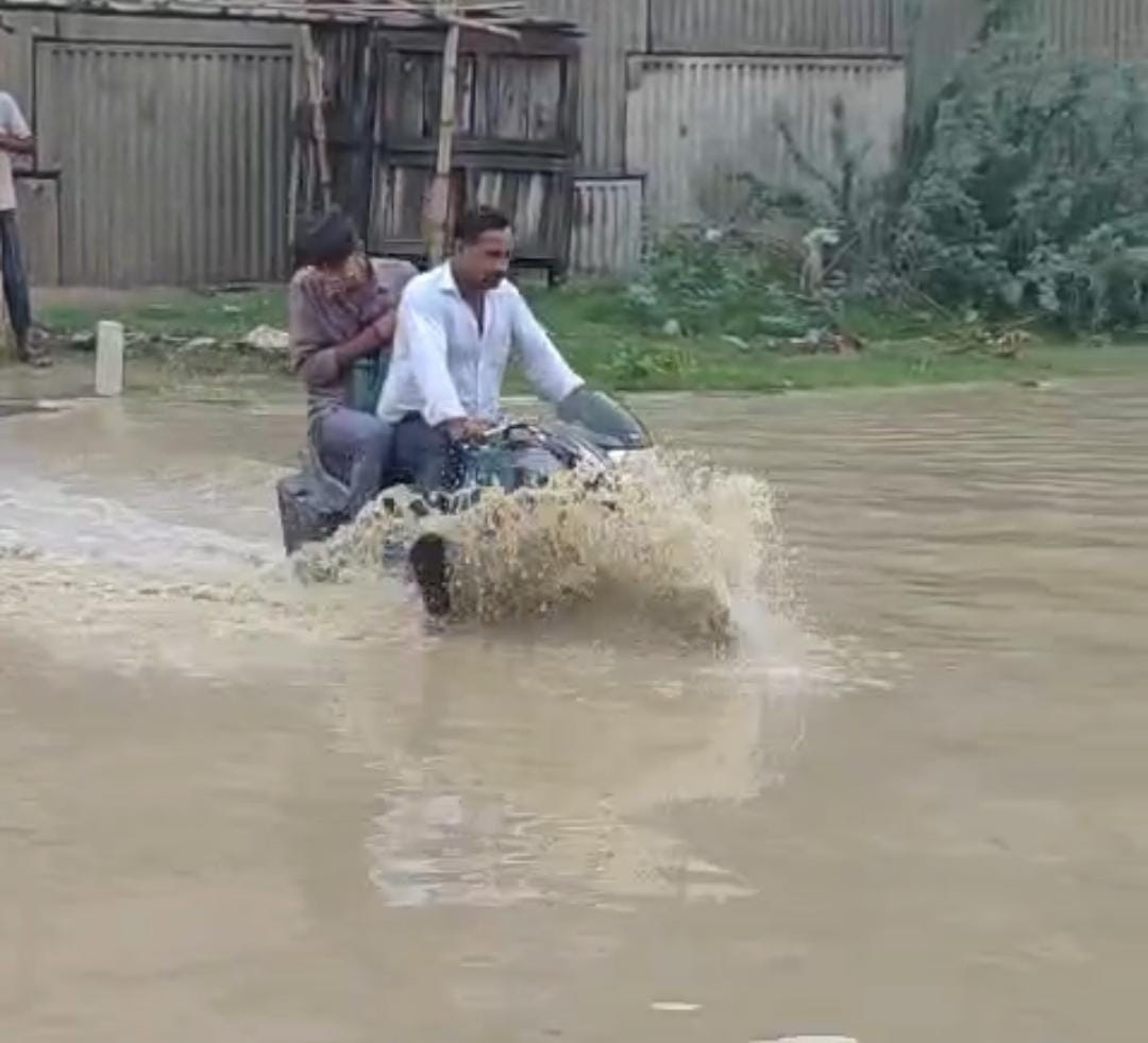 अंडरपास में भारी जलभराव से पूरी तरह बाधित यातायात