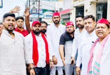 अखिलेश यादव की तस्वीर वाले विवादित पोस्टरों से गाजियाबाद में सियासी हलचल