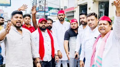 अखिलेश यादव की तस्वीर वाले विवादित पोस्टरों से गाजियाबाद में सियासी हलचल