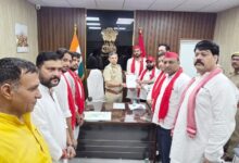 अखिलेश यादव की तस्वीर वाले विवादित होर्डिंग्स के विरोध में सपा का प्रदर्शन