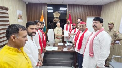 अखिलेश यादव की तस्वीर वाले विवादित होर्डिंग्स के विरोध में सपा का प्रदर्शन