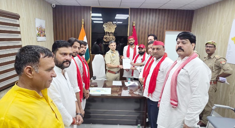 अखिलेश यादव की तस्वीर वाले विवादित होर्डिंग्स के विरोध में सपा का प्रदर्शन