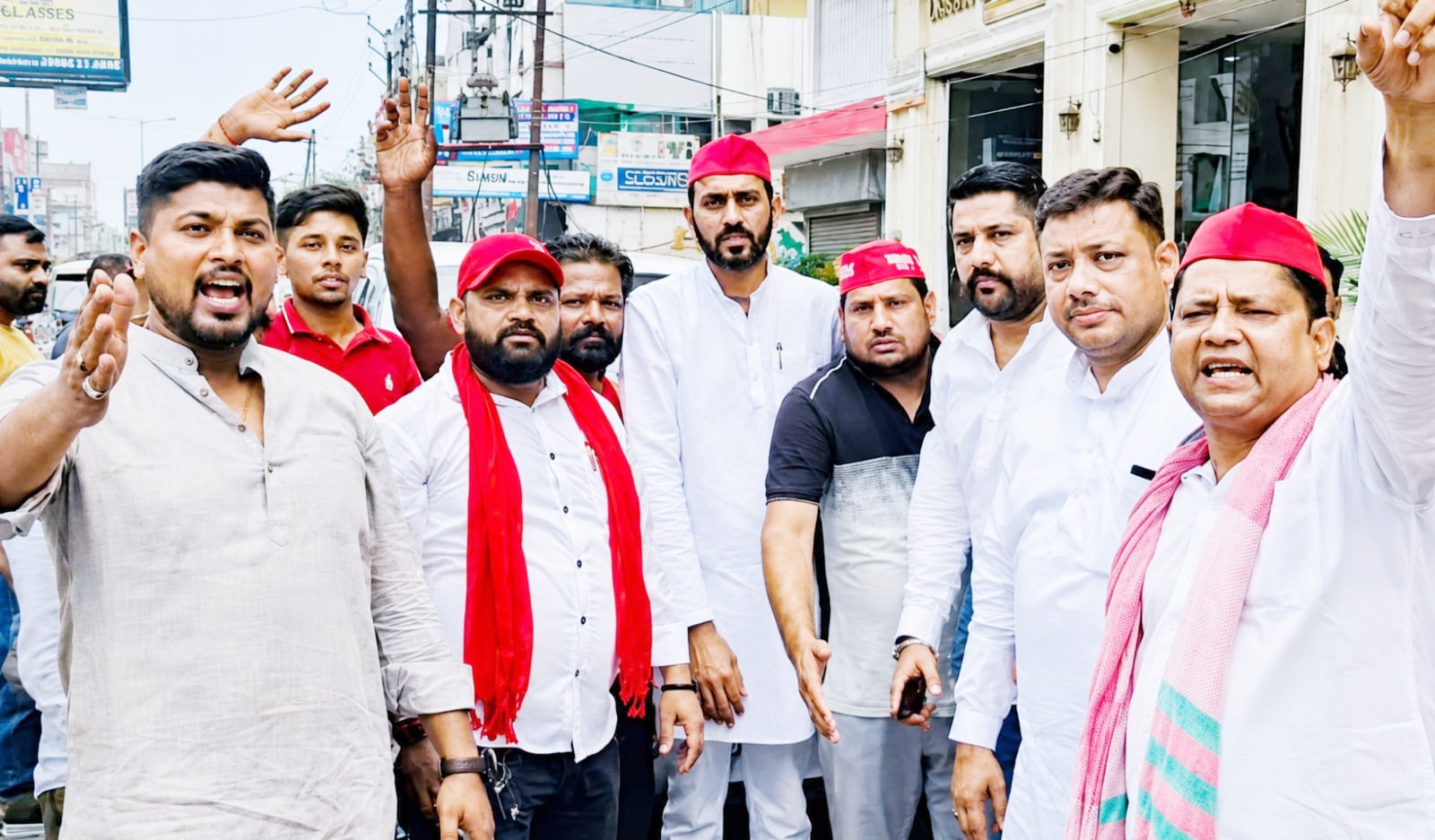 अखिलेश यादव की तस्वीर वाले विवादित पोस्टरों से गाजियाबाद में सियासी हलचल