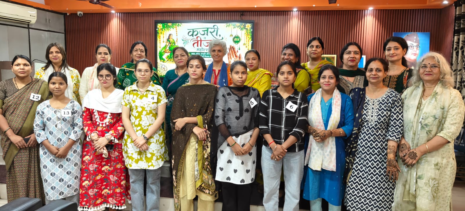 कजरी के सुरों और मेहंदी की खुशबू से सजा हरियाली तीज महोत्सव