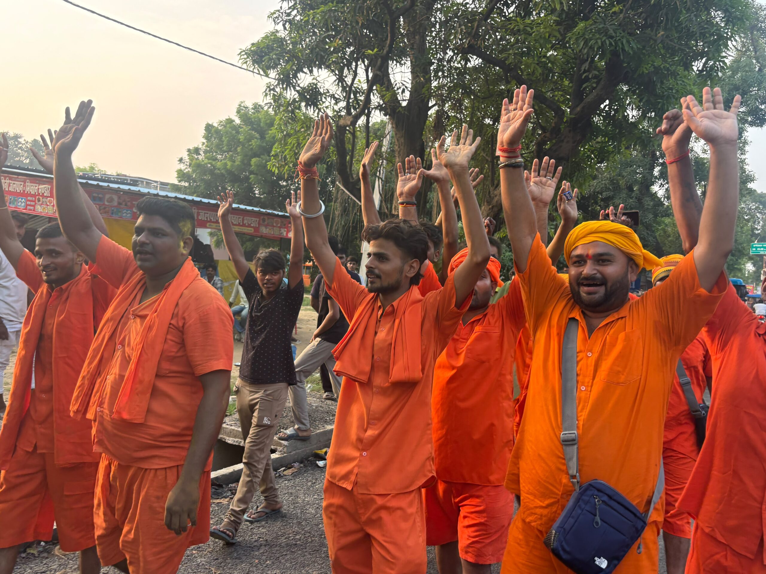 कटका बाजार से देवघर रवाना हुआ कांवरियों का जत्था