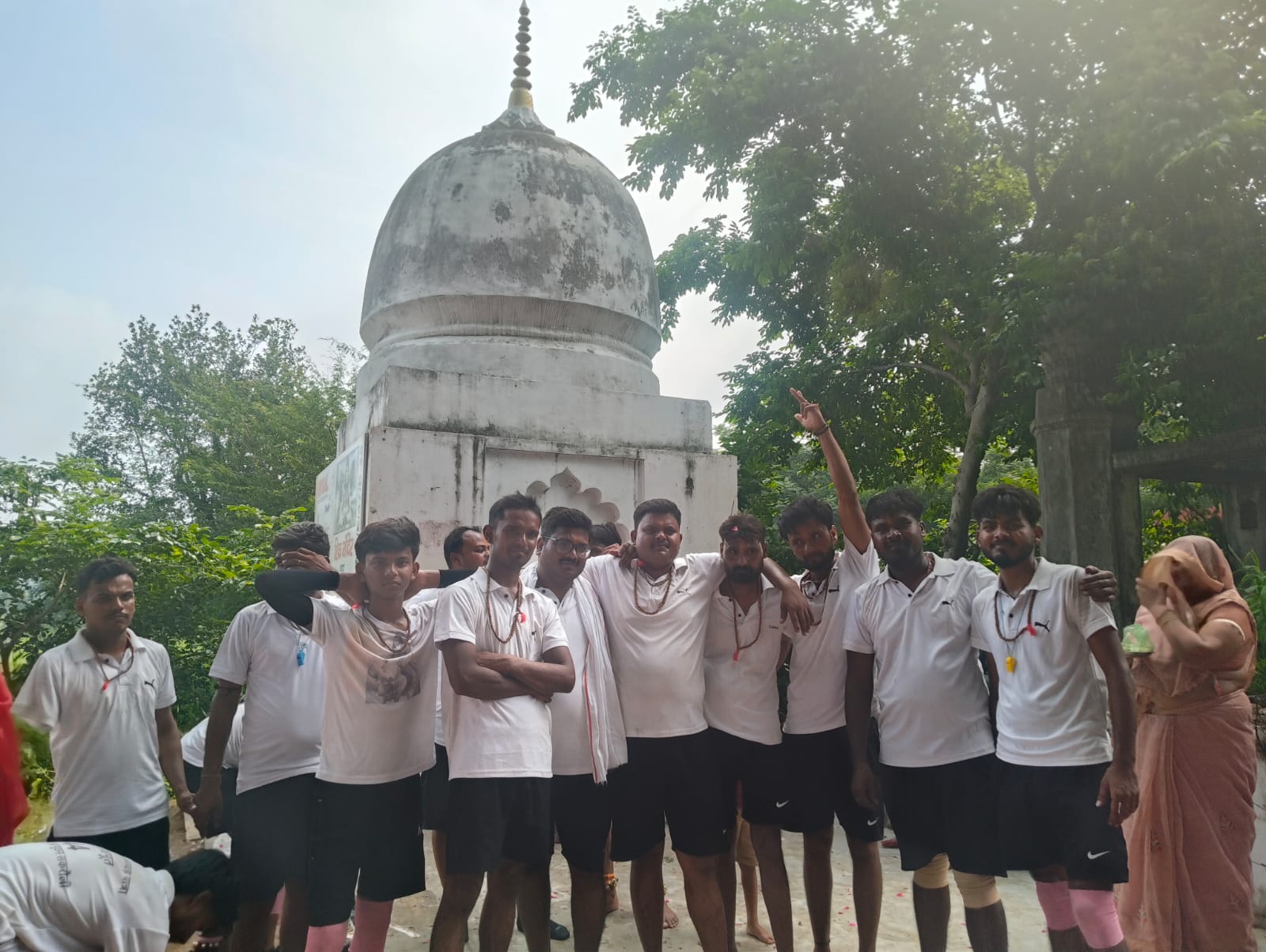 कांवड़ लेकर लौटी शिव भक्तों की टोली