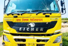 कूड़े से भरे डंपर की चपेट में आने से परिचालक की मौत, ग्रामीणों ने किया प्रदर्शन