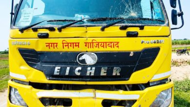 कूड़े से भरे डंपर की चपेट में आने से परिचालक की मौत, ग्रामीणों ने किया प्रदर्शन
