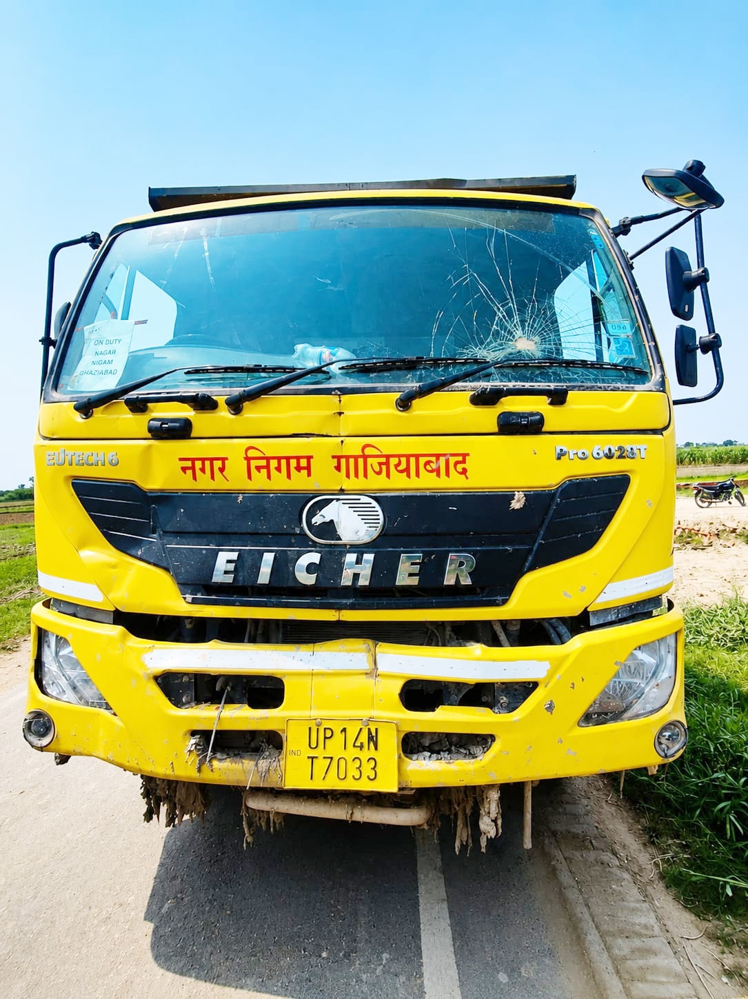 कूड़े से भरे डंपर की चपेट में आने से परिचालक की मौत, ग्रामीणों ने किया प्रदर्शन