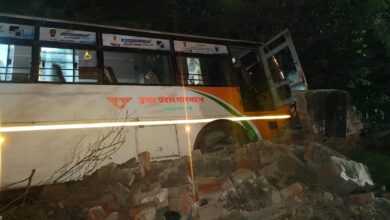 खेत में उतरी बस्ती डिपो की बस: बाल-बाल बचे यात्री