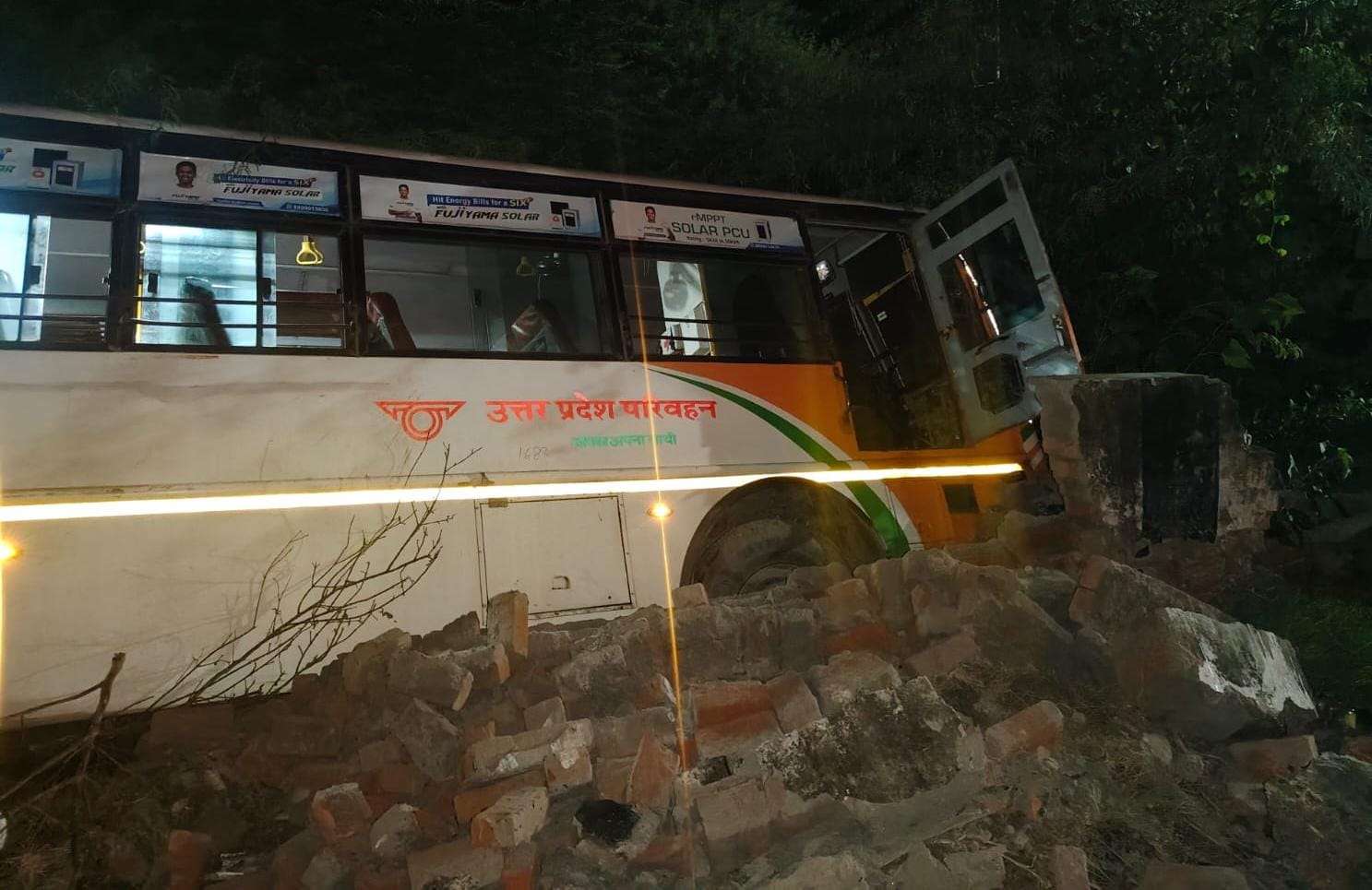 खेत में उतरी बस्ती डिपो की बस: बाल-बाल बचे यात्री