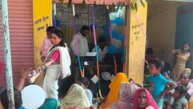 ग्राहक सेवा केंद्र के उद्घाटन पर उमड़ी भीड़