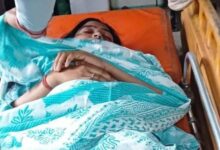 चलती मेमू ट्रेन से गिरी युवती: घायल
