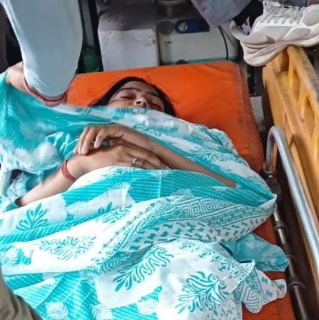 चलती मेमू ट्रेन से गिरी युवती: घायल