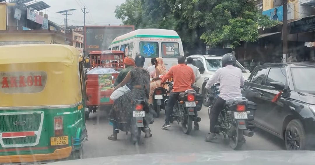 जाम में फंसी आपातकालीन सेवा में लगी एंबुलेंस व गैर जनपद से आये कांवड़िए