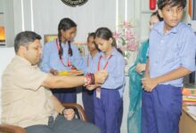 जिलाधिकारी रविंद्र कुमार मॉंदड़ को छात्राओं ने बांधी राखी