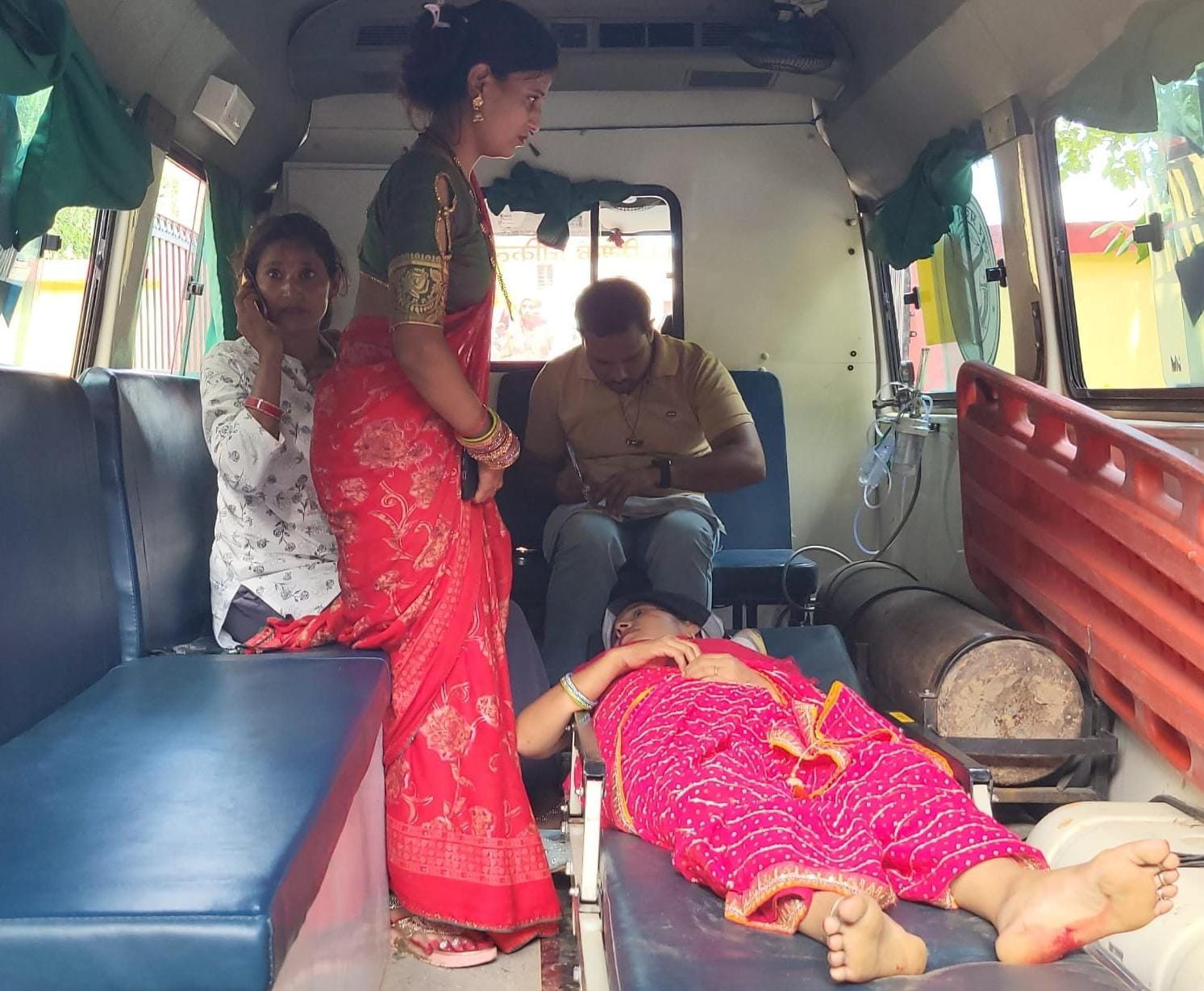 ट्रक की कट लगने से ऑटो पलटा, मां-बेटे समेत सात घायल
