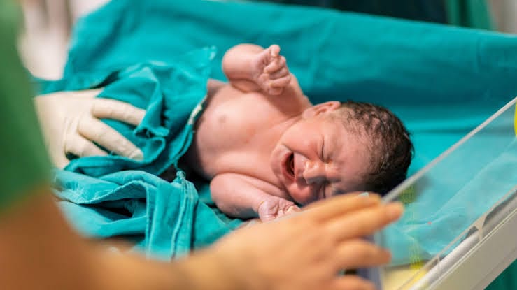 ट्रेन में महिला को हुई प्रसव पीड़ा: शिशु का हुआ जन्म