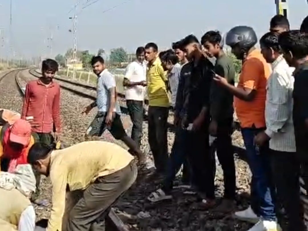 ट्रेन से गिरकर किशोर हुआ घायल