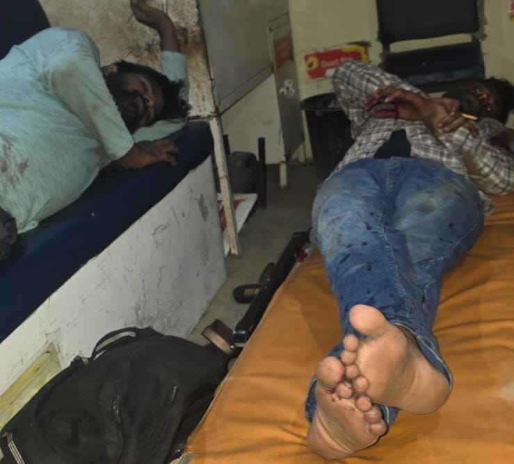 डिवाइडर से टकराई बाइक: दो घायल