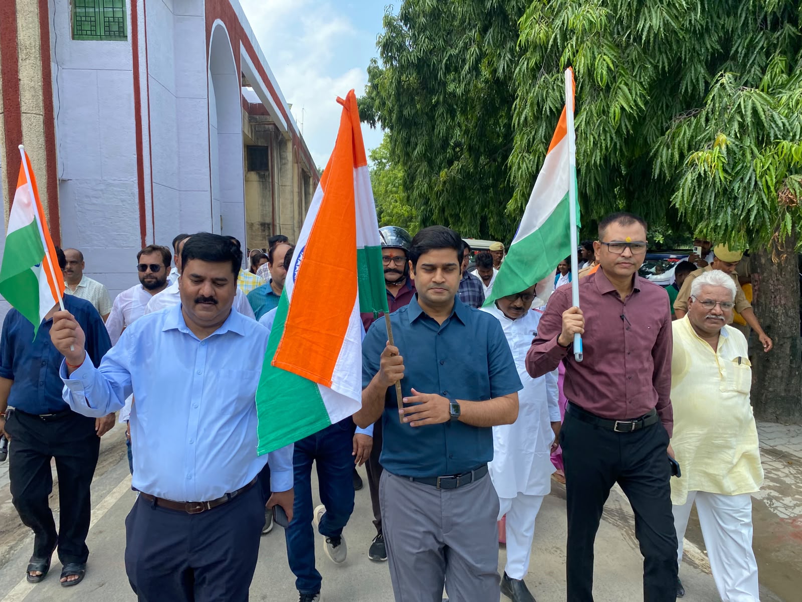 तिरंगा रैली में दिखा देशभक्ति का जोश, डीएम आनंद वर्द्धन ने बढ़ाया बच्चों का उत्साह