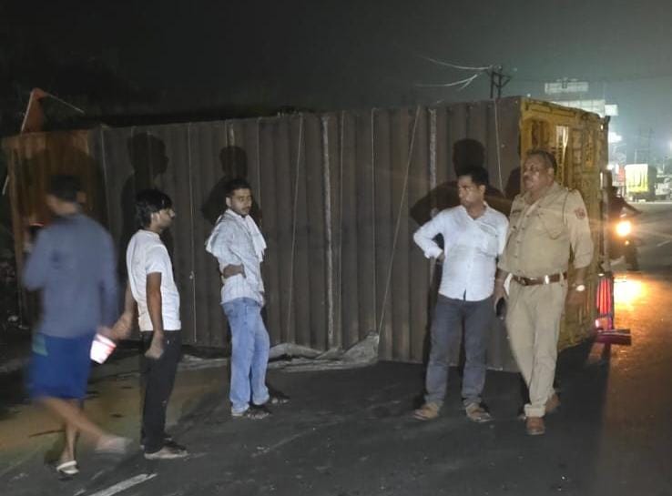 तेज रफ्तार अनियंत्रित कंटेनर: हाईवे पर पलटा