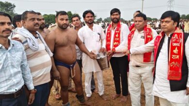दंगल में झंडा-सील्ड कुश्ती रही बराबर