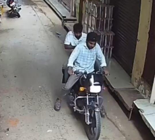 दुकान के बाहर से रिफाइंड की टीन चोरी