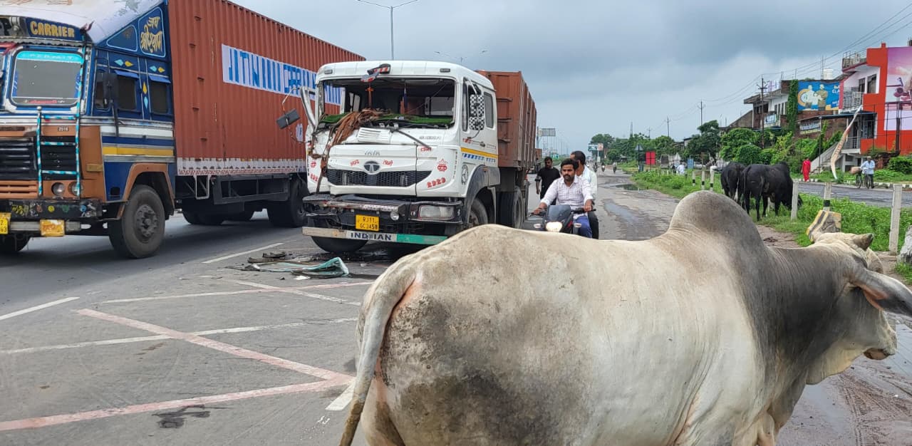 दो डंपर और लग्जरी डिजायर कार में भिड़ंत