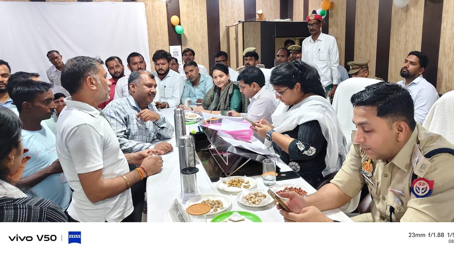 नगर पंचायत की शिकायतों का अम्बार, डीएम ने ईओ को फाइलों के साथ आवास पर किया तलब